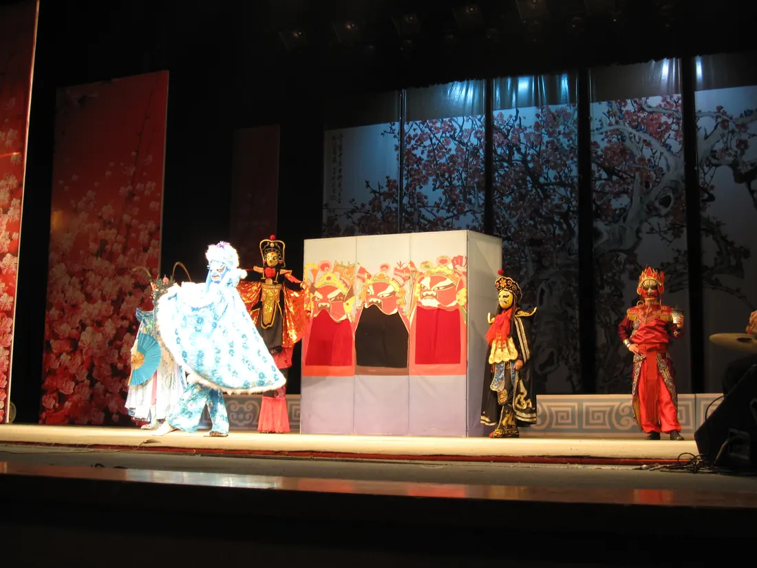 Performer opery S’-čchuan v bohatě vyšívaném kostýmu